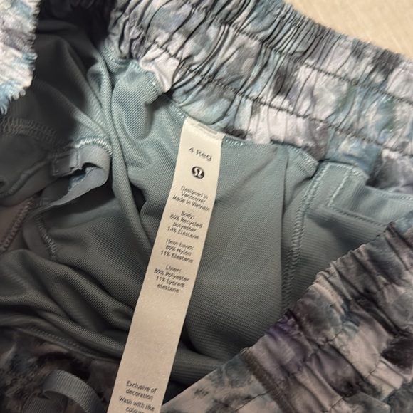 Lululemon Hotty Hot Low Rise Shorts - Picture 3 of 4